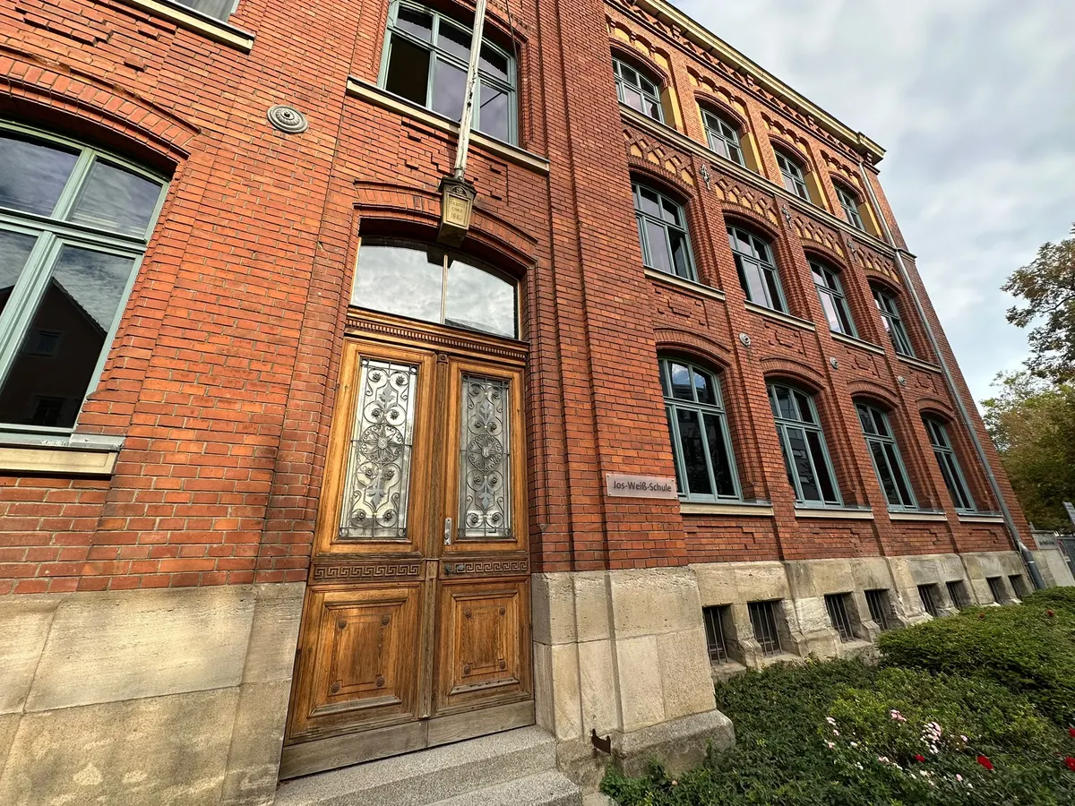 Eingang der Jos-Weiß-Schule in Reutlingen, ein Backsteinbau mit hölzerner Flügeltür